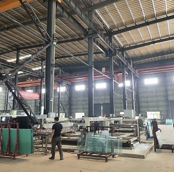 漳州钢化玻璃生产中